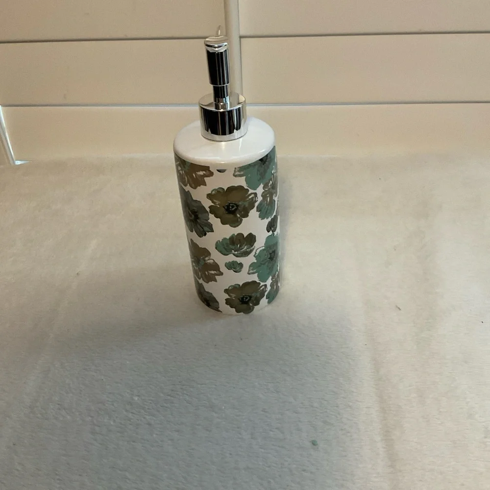Elegant Floral Soap Dispenser - Green and White
